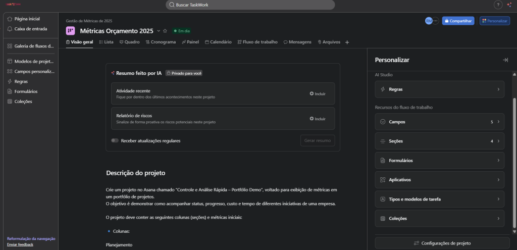 Painel de personalização de um projeto Asana em modo escuro, com Resumo feito por IA e opções de Regras, Campos, Formulários e Coleções na barra lateral