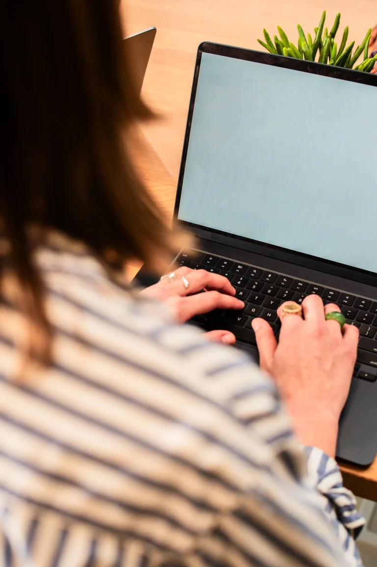 Profissional estudando em laptop com tela em branco, ambiente de aprendizado individual
